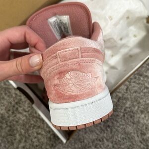 Air Jordan 1 LOW SE, size 7.5